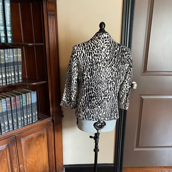 EUC Talbots Black and White Animal Print Blazer - Picture 2 of 6